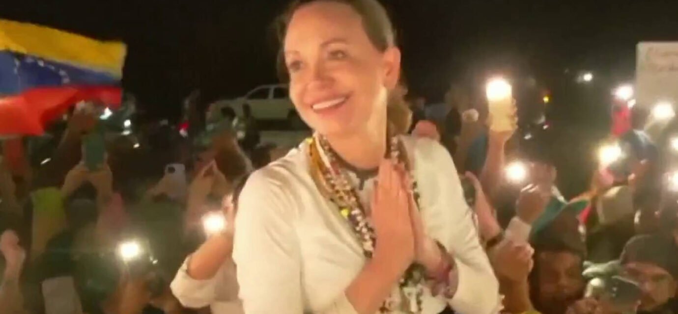 Opposition leader makes daring return to Venezuela