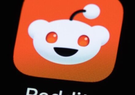 Reddit is moving to “a logged-in-only experience,” CEO says